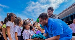 GOBERNADOR REGIONAL DR. RENÉ CHÁVEZ, ENTREGA KITS ESCOLARES A ESTUDIANTES DE COLEGIO EN BELÉN