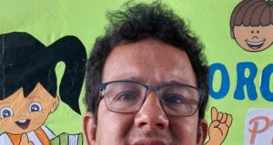 NIEGAN APOYO CON MOBILIARIO ESCOLAR A COLEGIO