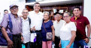 ALCALDE OLMEX ESCALANTE GESTIONÓ LENTES DE MEDIDA PARA ADULTOS MAYORES DEL CIAM