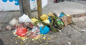 COMERCIANTES DEL EX-AGRICOBANK SACAN SU BASURA FUERA DEL HORARIO ESTABLECIDO