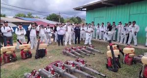 GOBERNADOR REGIONAL RENÉ CHÁVEZ LIDERA FUMIGACIÓN EN YURIMAGUAS