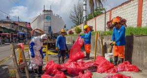 Se limpian buzones de la avenida La Marina