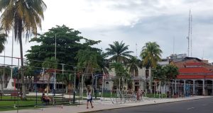 EN MAYNAS SE HACEN LOS CIEGOS CON INSTALACIÓN DE STAND EN PLAZA DE ARMAS