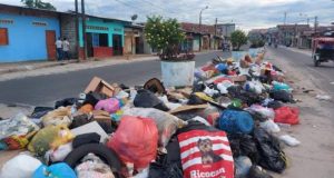 ATRAPADO ENTRE LOS DESPERDICIOS