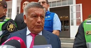 Acuña evade cuestionamientos contra su gerente Martín Namay por caso de congresista ‘mochasueldos’