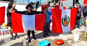 Huancayo: Ciudadanos lavan bandera nacional en protesta contra Dina Boluarte