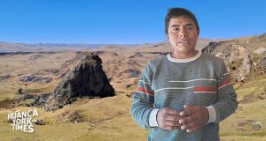 Javier Bello Camposano, el guardián del cerro Gorila del Canipaco, estudia mientras pastea su ganado