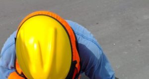 El GOREL – OPIPP cierra buzones con madera dura en zona de influencia de limpieza y descolmatación del alcantarillado.