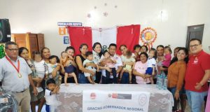 GOBERNADOR REGIONAL DE LORETO DR. RENÉ CHÁVEZ ENTREGA MATERIALES A PRITE PUNCHANA