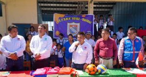 GOBERNADOR REGIONAL DE LORETO ENTREGA KITS ESCOLARES EN DIFERENTES I.E. DEL EJE CARRETERO