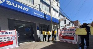 Trabajadores de la Sunat y Defensa Pública protestan por mejoras salariales