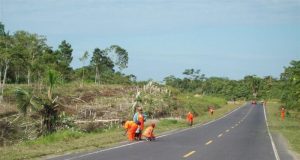 BAJO LA AMENAZA DE ABANDONO