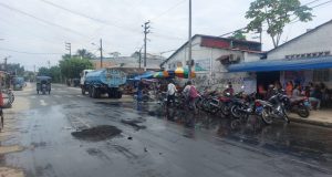 PROTESTAN POR BASURA QUE PERJUDICA A COLEGIO Y CENTRO DE SALUD