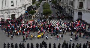 Toma de Lima: Solo viajeros pueden a aeropuertos, mientras Policía cubre todos los ingresos a Lima