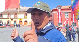 Puno: Alcalde pide perdón de rodillas por haberse reunido con Dina Boluarte