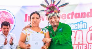 GOBERNADOR REGIONAL ENTREGA TÍTULOS DE PROPIEDAD A POBLADORES Y MOBILIARIOS A COLEGIO DE MARISCAL RAMÓN CASTILLA