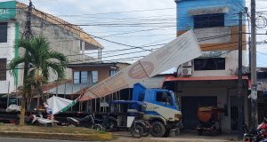 BANDEROLA DE MUNICIPIO DE SAN JUAN SE DESPRENDE PELIGROSAMENTE