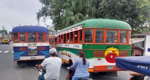 COLECTIVOS «JUEGAN» CON LA VIDA DE LOS PASAJEROS