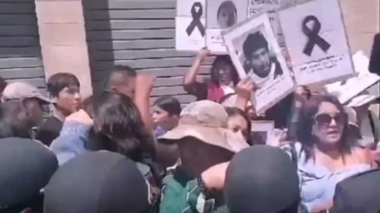 Boluarte fue recibida en Tacna con protestas y tuvo que retirarse del desfile de la bandera