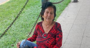 DOÑA INÉS SE GANA LA VIDA EN EL HRL CON VENTA DE NARANJAS