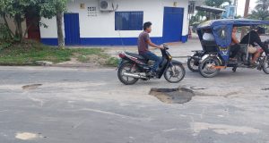 CALLE ATLÁNTIDA ABANDONADA Y LLENA DE HUECOS
