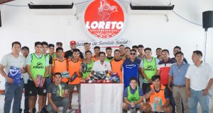 GOBERNADOR DE LORETO ENTREGA IMPLEMENTOS DEPORTIVOS A EQUIPO DE FUTBOL DE DATEM DEL MARAÑÓN