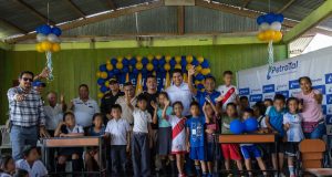 PETROTAL ENTREGA MOBILIARIO A COLEGIOS DE PUINAHUA