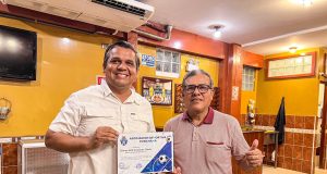 AD PUNCHANA ENTREGA DIPLOMA DE RECONOCIMIENTO AL ALCALDE OLMEX ESCALANTE