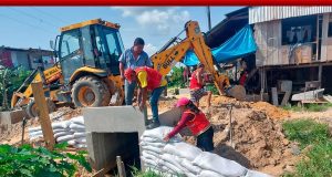 RETROEXCAVADORA VIENE REALIZANDO TRABAJOS EN MEJORAMIENTO DE ASENTAMIENTOS HUMANOS