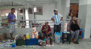 VENDEDORES SIN PUESTO NO QUIEREN SALIR DE MERCADO MODELO