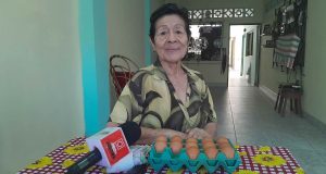 “MANTELES, HUEVOS Y CUCHILLOS” ES LA VIDA DE UNA MUJER EN UN MUNDO DIFÍCIL