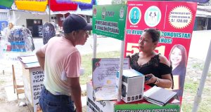 CUESTIONAN VENTA DE DIPLOMADOS EN EL FRONTIS DE UGEL MAYNAS