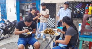 AMBULANTES INVADEN CALLE LIBERTAD