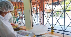 En el marco del retomo seguro a clases, la gestión del gobernador regional de Loreto, Dr. René Chávez Silvano, a través de la Geresa Loreto, en coordinación con la IPRESS I-4 Bellavista Nanay/salud ambiental, inició las actividades de control y vigilancia de los quioscos y cafeterías escolares de los diferentes colegios del distrito de Punchana.