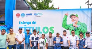 GOBERNADOR DR. RENÉ CHÁVEZ BENEFICIA A AGRICULTORES EN AGROFERIA CON ENTREGA DE 50 TÍTULOS DE PROPIEDAD