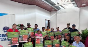 #UnidosContraElDengue|| Con la finalidad de continuar difundiendo las medidas preventivas de Dengue, el Gobierno Regional de Loreto a través de la Geresa Loreto, en coordinación con la Oficina de Imagen Institucional, realizó el pegado de afiches en las instalaciones del «Mercado Municipal» de Requena y se entregó a los líderes comunales para continuar con el trabajo en sus pueblo.