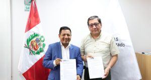 GOBERNADOR DE LORETO DR. RENÉ CHÁVEZ FIRMA CONVENIO CON PROVÍAS PARA MANTENIMIENTO DE VÍAS EN LORETO