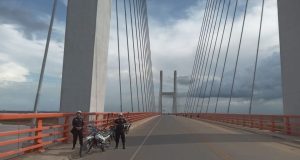 SERENAZGO DE PUNCHANA DESALOJA A AMBULANTES EN EL PUENTE NANAY PARA MEJORAR EL ORDEN VEHICULAR Y LA LIMPIEZA