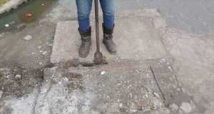 EQUIPO DE SOLDADORES DE SERVICIOS MUNICIPALES DE PUNCHANA LIMPIA CALLES PRINCIPALES CON HIDROJET