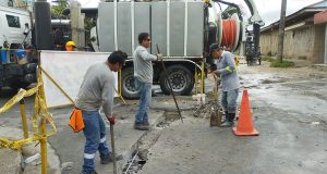 M.D.P. REALIZA TRABAJOS DE BACHEO EN PUNTOS CRÍTICOS DE LA AV. CIRCUNVALACIÓN