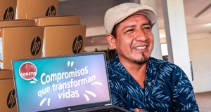 GOBERNADOR DR. RENÉ CHÁVEZ RECEPCIONA 3000 LAPTOPS PARA MAESTROS LORETANOS