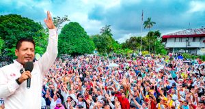 GOBERNADOR RENÉ CHÁVEZ ENTREGA RESOLUCIÓN DE SANEAMIENTO FÍSICO LEGAL A A.H. SAN JOSÉ