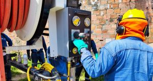 GOREL mediante el OPIPP limpia buzones, cunetas y alcantarillas en la calle Circunvalación de Punchana.
