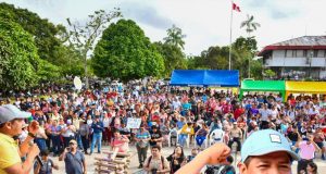 GOBERNADOR DE LORETO RENÉ CHÁVEZ ENTREGA IMPLEMENTOS Y MATERIALES PARA CONSTRUCCIÓN DE GALPONES EN LA PROVINCIA DE MAYNAS