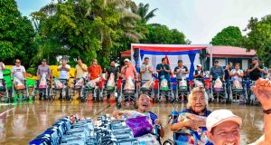 GOBERNADOR DE LORETO, RENÉ CHÁVEZ, ENTREGA SILLAS DE RUEDAS Y APOYO HUMANITARIO