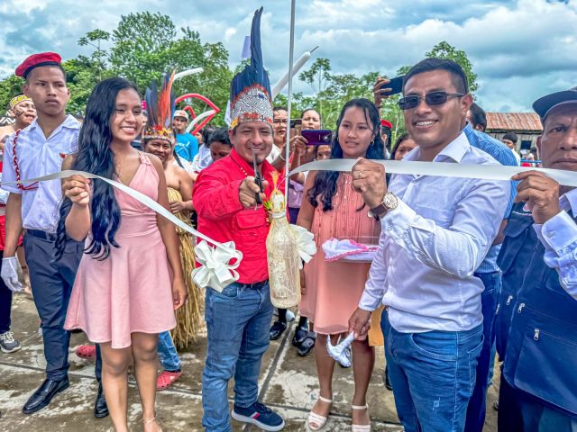 INAUGURA COLEGIO EN PUTUMAYO