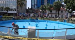 Hace un mes, el alcalde de la provincia, Vladimir Chong visitó la Plaza de Armas y constató el estado de abandono y deterioro de la pileta principal, uno de los mayores atractivos de nuestra ciudad. Actualmente, la pileta se encuentra en la última etapa de las refacciones indicadas por él burgomaestre y estará completamente habilitada en los próximos días.