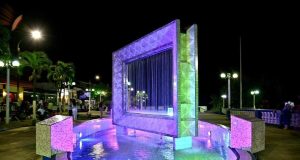 Así de hermoso luce nuestro Boulevard de Iquitos, iluminado y con la pileta activa para el deleite de nuestros vecinos.