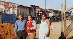 MUNICIPALIDAD DE PUNCHANA ENTREGA MATERIAL PARA MEJORAMIENTO DE VÍA EN A.H. SANTA MARIA