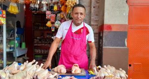 MANTIENE A SU FAMILIA VENDIENDO POLLO